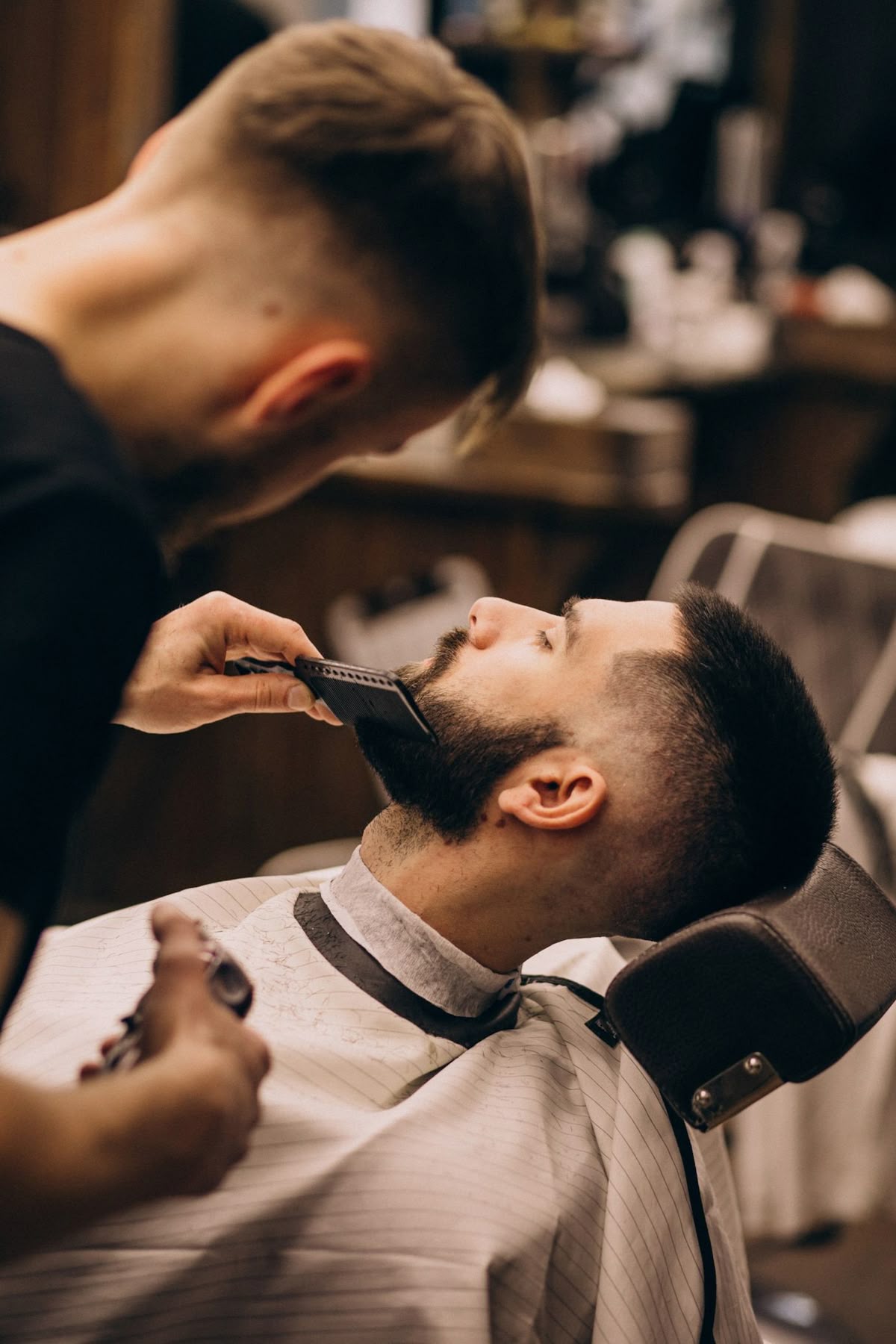 Un momento di cura della barba in salone