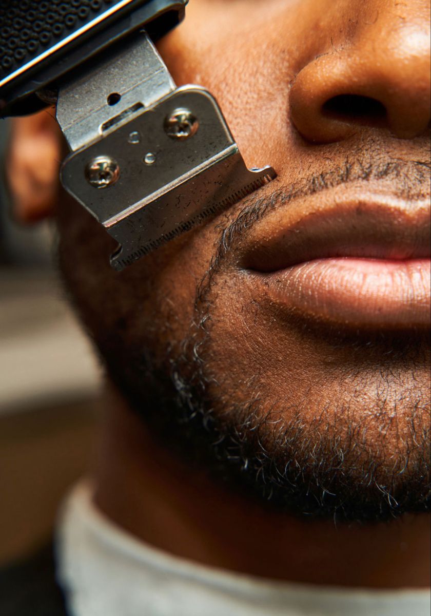 Rifinitura precisa dei contorni della barba